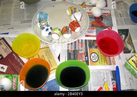 Uova di Pasqua pronte per essere tinti. Foto Stock