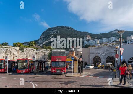 Gibilterra, Regno Unito - 7 gennaio 2020: Autobus rossi sulla strada a Gibraaltar Foto Stock