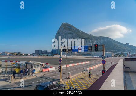 Gibilterra, Regno Unito - 7 gennaio 2020: Checkpoint per le automobili all'aeroporto Foto Stock