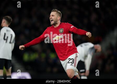 Derby, Regno Unito. 05th Mar, 2020. Luke Shaw of Man Utd celebra il punteggio di apertura del traguardo durante il round match 5th della fa Cup tra Derby County e Manchester United allo Ipro Stadium di Derby, Inghilterra, il 5 marzo 2020. Foto Di Andy Rowland. Credito: Prime Media Images/Alamy Live News Foto Stock