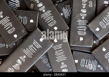San Pietroburgo, Russia - 2 dicembre 2019: Primo piano delle vecchie batterie Ai Polimeri di ioni di litio usate dell'iPhone Apple per la preparazione al riciclaggio Foto Stock