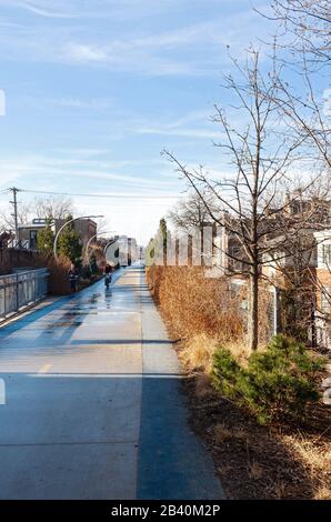 Chicago, il/USA - lungo il Bloomingdale Trail, una passerella sopraelevata convertita da una vecchia linea ferroviaria, ora una greenway che accoglie ciclisti e escursionisti. Foto Stock