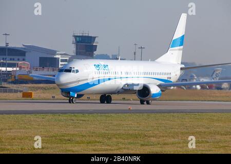 Un Boeing 737 gestito da Enter Air Taxiing lungo la pista all'aeroporto internazionale di Leeds Bradford Foto Stock