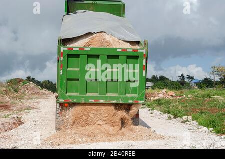 Scarico del veicolo Marl su New Road Foto Stock