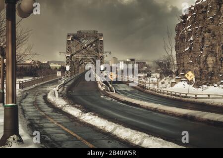 Ponte di Alexandra, risalente al secolo scorso, sul fiume Ottawa, che collega la gente di lingua inglese e francese, la versione canadese della Babel Tower Foto Stock