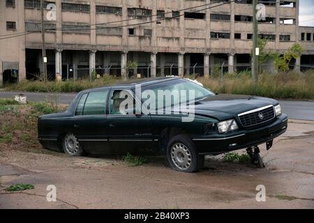 Abbandonata auto, lato est di Detroit, Michigan, USA, di James D Coppinger/Dembinsky Photo Assoc, 2010 Foto Stock