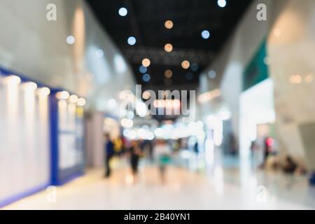 Sfocatura astratta persone nella sala esposizioni contesto evento. Fiera, fiera internazionale, centro congressi, business marketing background conce Foto Stock