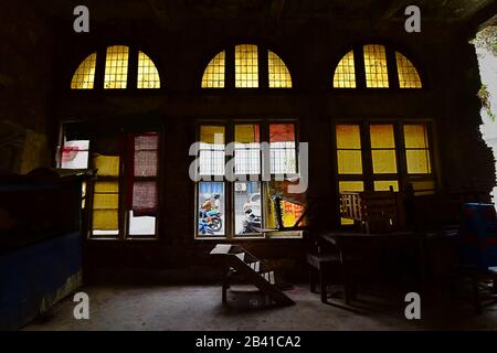 Edificio abbandonato con architettura classica europea nel vecchio quartiere di Semarang, Giava Centrale, Indonesia. Foto Stock