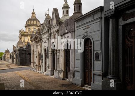 Architettura mausoleo con un vicolo di costruzioni di tombe in cemento presso il cimitero militare argentino Chacarita Foto Stock