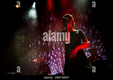 Channy Leaneagh della band synth-pop americana, Poliça, è visto esibirsi dal vivo all'Hard Club di Porto. Foto Stock