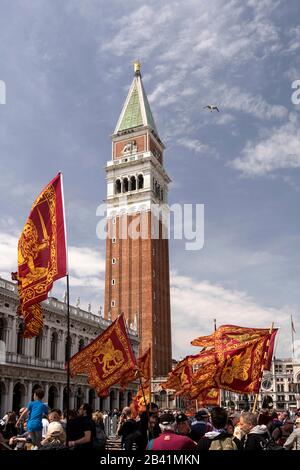 Bandiere veneziane di fronte al Campanile in Piazza San Marco, Venezia, Veneto, Italia Foto Stock