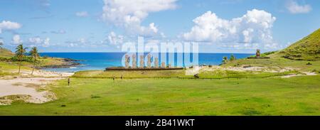 Vista panoramica delle statue moai sull'Ahu Nao-Nao e Sull'Atu Atute sulla spiaggia di Anakena, circondata da palme, sulla costa a nord dell'isola di Pasqua (Rapa Nui), Cile Foto Stock