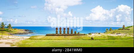 Vista panoramica delle statue moai sull'Ahu Nao-Nao e Sull'Atu Atute sulla spiaggia di Anakena, circondata da palme, sulla costa a nord dell'isola di Pasqua (Rapa Nui), Cile Foto Stock