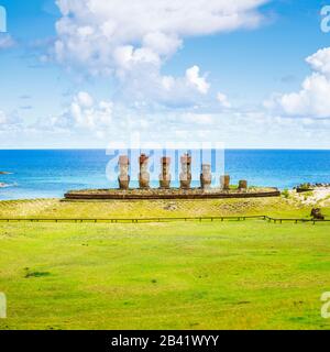 Vista panoramica delle statue moai sulla piattaforma Ahu Nao-Nao sulla spiaggia tropicale di Anakena sulla costa a nord dell'isola di Pasqua (Rapa Nui), Cile Foto Stock