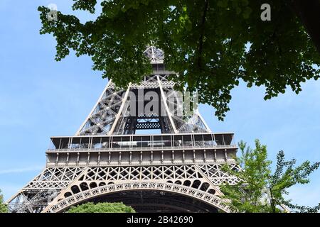 Vista orizzontale della Torre Eiffel con alberi in prima linea Foto Stock