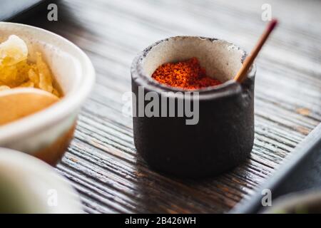 Chili in polvere in un contenitore carino Foto Stock