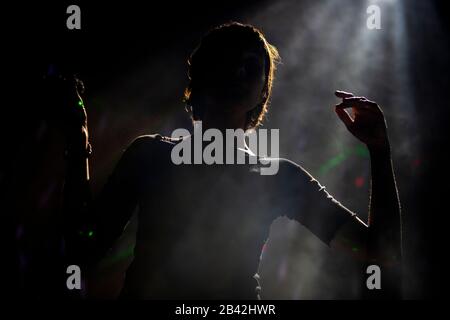 Porto, Portogallo. 05th Mar, 2020. Porto, PORTOGALLO - 05 MARZO 2020: Channy Leaneagh dalla band synth-pop americana, Poliça si esibisce dal vivo sul palco all'Hard Club di Porto. Credit: Sopa Images Limited/Alamy Live News Foto Stock