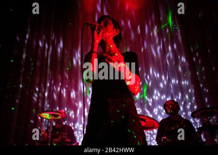 Porto, Portogallo. 05th Mar, 2020. Porto, PORTOGALLO - 05 MARZO 2020: Channy Leaneagh dalla band synth-pop americana, Poliça si esibisce dal vivo sul palco all'Hard Club di Porto. Credit: Sopa Images Limited/Alamy Live News Foto Stock