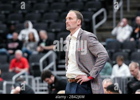 Mar 05, 2020: Illinois Stato Redbirds testa allenatore Dan Muller non piace quello che vede in campo nel turno di apertura del Missouri Valley Conference Men's Tournament tra il Drake Bulldogs e Illinois state Redbirds. Si tiene presso il Centro Enterprise di St. Louis, MO Richard Ulreich/CSM Foto Stock