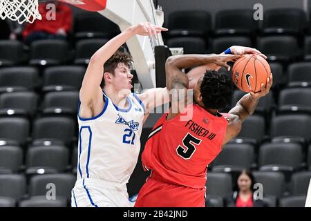St. 05th Mar, 2020. Drake Bulldogs avanti Liam Robbins (21) viene chiamato per un fallo mentre va a bloccare il colpo di Illinois state Redbirds avanti Keith Fisher III (5) nel round di apertura del Missouri Valley Conference Men's Tournament tra i Drake Bulldogs e Illinois state Redbirds. Si tiene presso il Centro Enterprise di St. Louis, MO Richard Ulreich/CSM/Alamy Live News Foto Stock