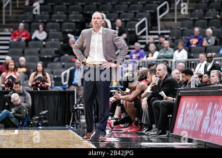 Mar 05, 2020: Illinois Stato Redbirds testa allenatore Dan Muller guarda in disgusto come il suo solo una questione di tempo prima che il suo team è eliminato nel turno di apertura del Missouri Valley Conference Men's Tournament tra il Drake Bulldogs e Illinois state Redbirds. Si tiene presso il Centro Enterprise di St. Louis, MO Richard Ulreich/CSM Foto Stock