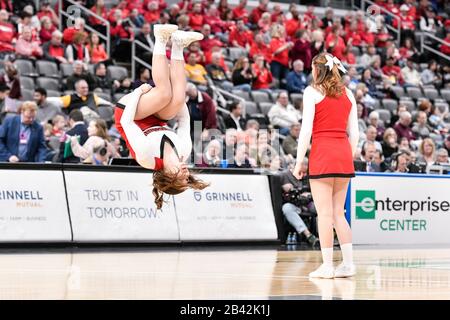 Mar 05, 2020: Un cheerleader dello Stato dell'Illinois lancia un'inversione nel round di apertura del torneo maschile della Missouri Valley Conference tra i Drake Bulldogs e gli Illinois state Redbirds. Si tiene presso il Centro Enterprise di St. Louis, MO Richard Ulreich/CSM Foto Stock