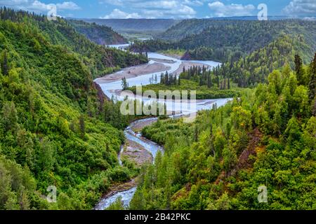 Fiume Che Scorre Attraverso una valle nella Foresta di Boreal, Alaska, Stati Uniti Foto Stock