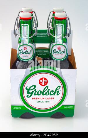 Calgary, Alberta, Canada. 5 Marzo 2020. Quattro confezioni di bottiglietta Grolsch premium con chiusura a scatto su sfondo bianco Foto Stock