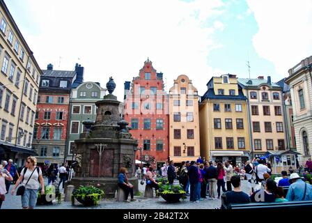 Case tradizionali colorate nella piazza della città vecchia di piazza Stortorget a Gamla Stan. È la piazza più antica di Stoccolma, Svezia. Destinazione turistica Foto Stock