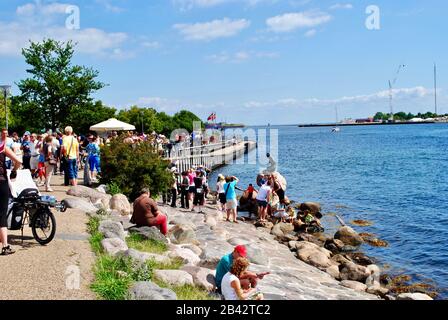 La Sirenetta (Den Lille Havfrue) a Copenaghen, Danimarca, attira una grande folla di turisti. La statua più fotografata. Artista: Edvard Eriksen Foto Stock