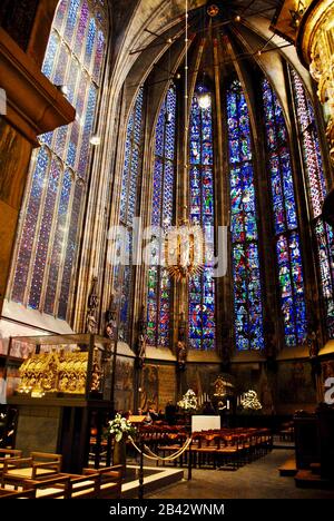 Cattedrale Di Aachen (Duomo Di Aachener) Chiesa Cattolica Romana. Il Marienschrein (Santuario di Maria) e Karlsschrein (Santuario di Carlo Magno) nel coro gotico. Foto Stock