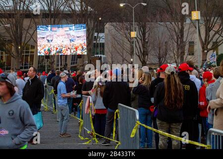 Sostenitori esterni al rally di Donald Trump al Bojangles Coliseum il 2 marzo 2020 a Charlotte, North Carolina. Foto Stock