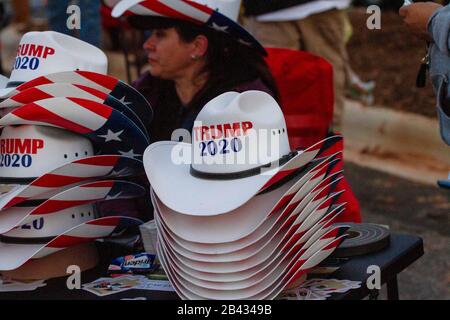 Sostenitori esterni al rally di Donald Trump al Bojangles Coliseum il 2 marzo 2020 a Charlotte, North Carolina. Foto Stock