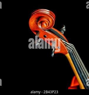 Studio foto di un violino invecchiato girato su uno sfondo nero. Foto Stock