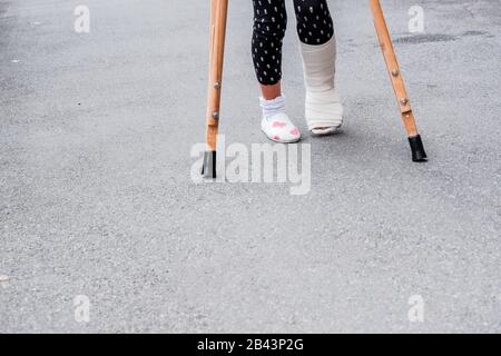 Bambino ferito usando stampelle Foto stock - Alamy