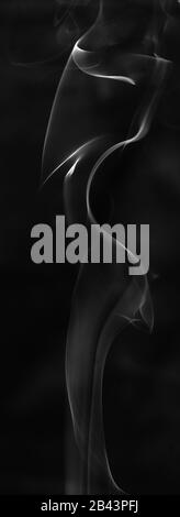 Fumo di incenso sparato contro uno sfondo nero Foto Stock