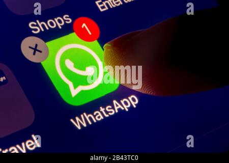 Calgary, Alberta. Canada. 5 Marzo 2020. Primo piano di una persona che sta per eliminare l'app WhatsApp. A Scopo Illustrativo Foto Stock