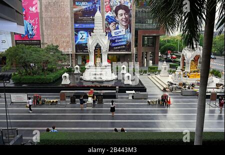 bangkok, thailandia - 2020.02.18: santuari trimurti e ganesha a ratchaprasong di fronte al centro commerciale del mondo / isetan grande magazzino Foto Stock