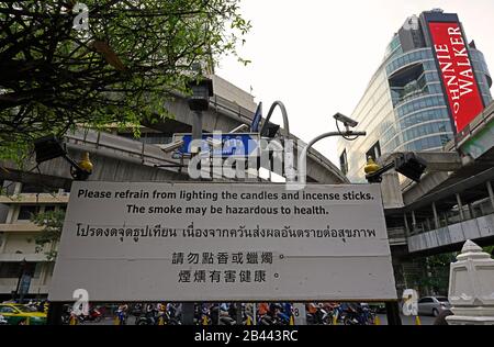 bangkok, thailandia - 2020.02.18: tabellone che indica il divieto di accendere incenso bastoni e candele in vista dell'inquinamento atmosferico al santuario di erawan ratc Foto Stock