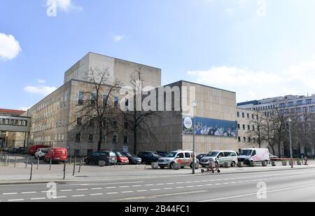 Berlino, Germania. 05th Mar, 2020. Vista di una facciata della façade Komische Oper. La città di Berlino ha ricevuto quattro appezzamenti di terreno, che devono essere utilizzati per l'espansione della Komische Oper su Glinkastraße all'angolo di Unter den Linden a Mitte, a seguito di una vendita ad un investitore. Lo Stato può ora effettuare un nuovo sviluppo della Komische Oper insieme alla Fondazione Opera. Il lavoro è programmato per iniziare nel 2023 e deve essere completato nel 2027. Credito: Jens Kalaene/dpa-Zentralbild/ZB/dpa/Alamy Live News Foto Stock