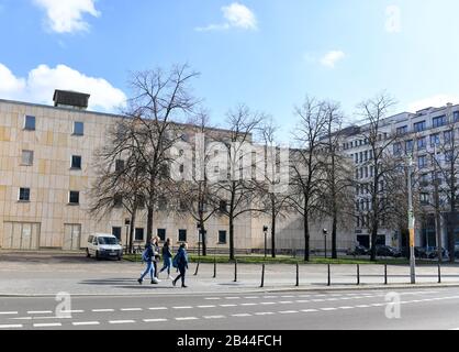 Berlino, Germania. 05th Mar, 2020. Vista di una facciata della façade Komische Oper. La città di Berlino ha ricevuto quattro appezzamenti di terreno, che devono essere utilizzati per l'espansione della Komische Oper su Glinkastraße all'angolo di Unter den Linden a Mitte, a seguito di una vendita ad un investitore. Lo Stato può ora effettuare un nuovo sviluppo della Komische Oper insieme alla Fondazione Opera. Il lavoro è programmato per iniziare nel 2023 e deve essere completato nel 2027. Credito: Jens Kalaene/dpa-Zentralbild/ZB/dpa/Alamy Live News Foto Stock