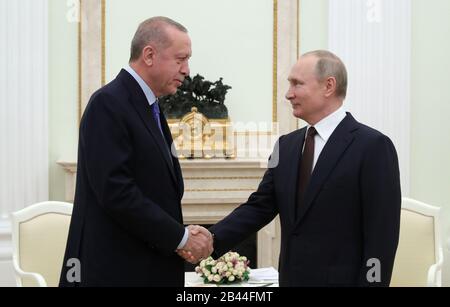 (200306) -- PECHINO, 6 marzo 2020 (Xinhua) -- il presidente russo Vladimir Putin (R) incontra il suo omologo turco Recep Tayyip Erdogan a Mosca, Russia, il 5 marzo 2020. La Russia e la Turchia hanno concordato giovedì un cessate il fuoco nella zona di de-escalation nella provincia nordoccidentale della Siria di Idlib, dopo i colloqui tra il presidente russo Vladimir Putin e il suo omologo turco Recep Tayyip Erdogan, che durarono circa sei ore. (Sputnik/Handout Via Xinhua) Foto Stock