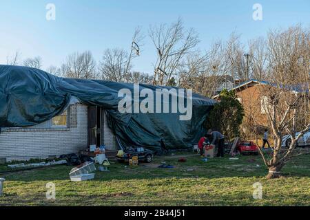 Nashville, Tennessee, Stati Uniti. 5th Mar, 2020. I volontari aiutano a contenere gli effetti personali di Sheila Johnson, la casa di Brittany Drive, uno dei tanti nell'area di East Nashville, per sostenere gravi danni causati da un tornado il 3rd marzo 2020. Credito: Lisseth Norton/Zuma Wire/Alamy Live News Foto Stock