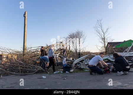 Nashville, Tennessee, Stati Uniti. 5th Mar, 2020. Volontarii a East Nashville, Tennessee, lavorano per tagliare alberi caduti e ripulire i detriti causati dal mortale tornado del 3rd marzo 2020. Credito: Lisseth Norton/Zuma Wire/Alamy Live News Foto Stock