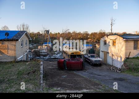 Nashville, Tennessee, Stati Uniti. 5th Mar, 2020. Un veicolo gettato sul suo lato in un mare di case coperte di tarp nel periodo successivo al tornado vizioso che ha strappato attraverso East Nashville, TN il 3rd marzo 2020. Credito: Lisseth Norton/Zuma Wire/Alamy Live News Foto Stock