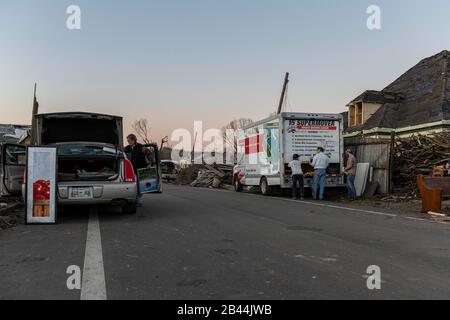 Nashville, Tennessee, Stati Uniti. 5th Mar, 2020. I residenti di East Nashville, TN pack su ciò che è rimasto dei loro effetti personali dopo il tornado che ha strappato attraverso la zona il 3rd marzo 2020 devastato la comunità. Credito: Lisseth Norton/Zuma Wire/Alamy Live News Foto Stock