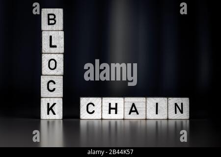 La parola blockchain Come Concetto sui cubi di legno, il commercio Foto Stock