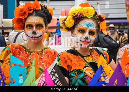 Città del Messico, Messico, ; 26 ottobre 2019: Donne disguise alla parata delle catrinas durante le celebrazioni del giorno dei morti a Città del Messico Foto Stock