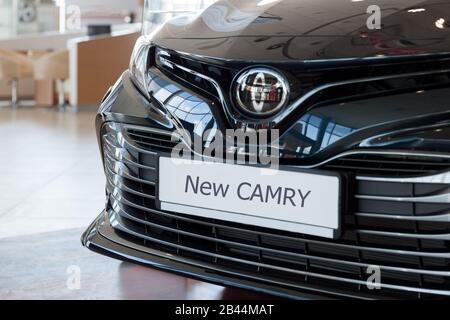 Russia, Izhevsk - 21 Aprile 2018: Showroom Toyota. Nuovo Veicolo Toyota Camry. Famoso marchio mondiale. Foto Stock