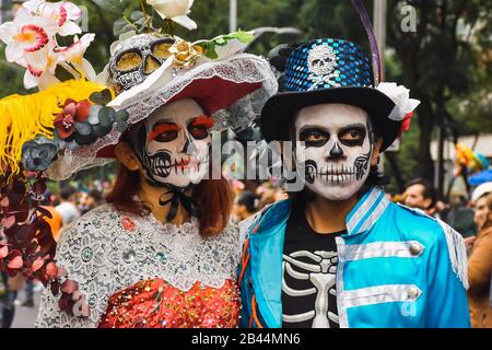 Città del Messico, Messico, ; 26 ottobre 2019: Coppia dissimulata alla parata di catrinas al giorno dei festeggiamenti morti a Città del Messico Foto Stock